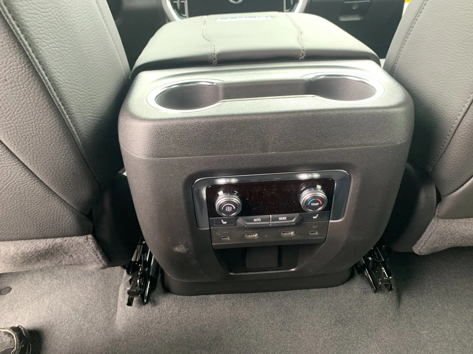 2026 GMC Yukon Denali - Photo 14
