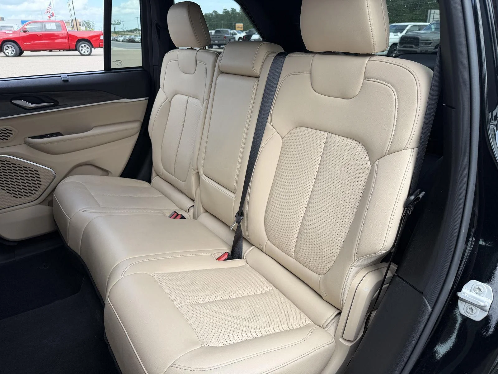 Used 2025 Diamond Black Crystal Pearlcoat Jeep Limited image 18
