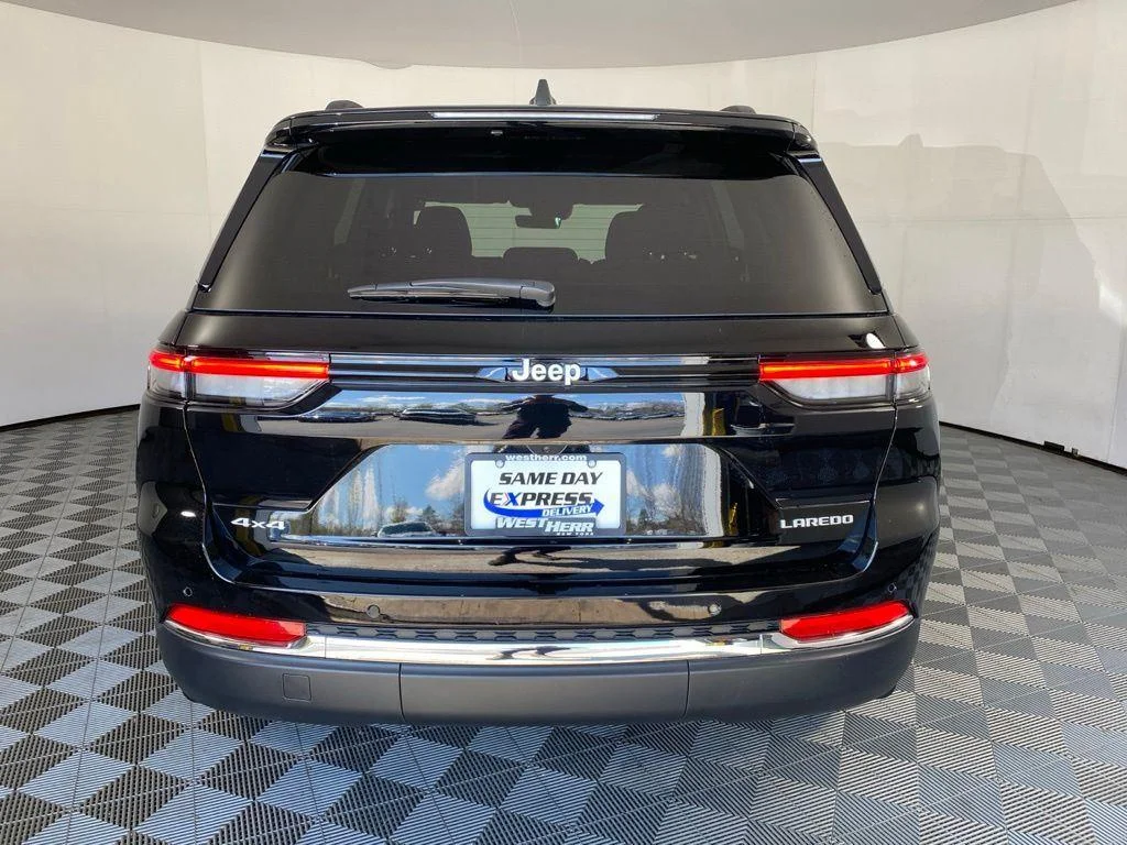Used 2025 Diamond Black Crystal Pearlcoa Jeep Laredo X image 7