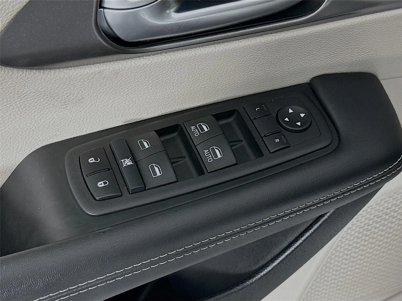 2024 Chrysler Pacifica PHEV Select - Photo 19