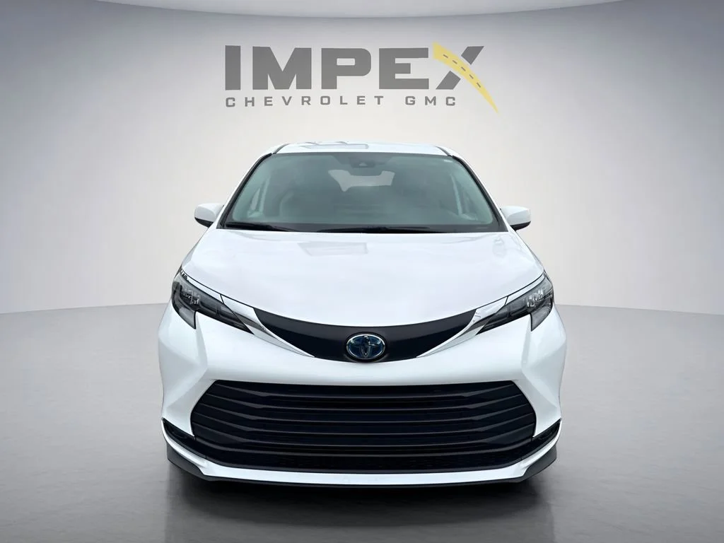 Used 2025 Ice Cap Toyota LE image 8