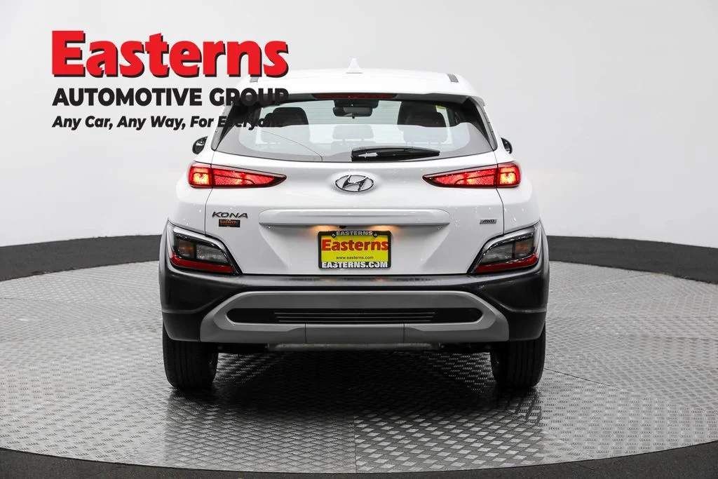 Used 2022 White Hyundai SE image 6
