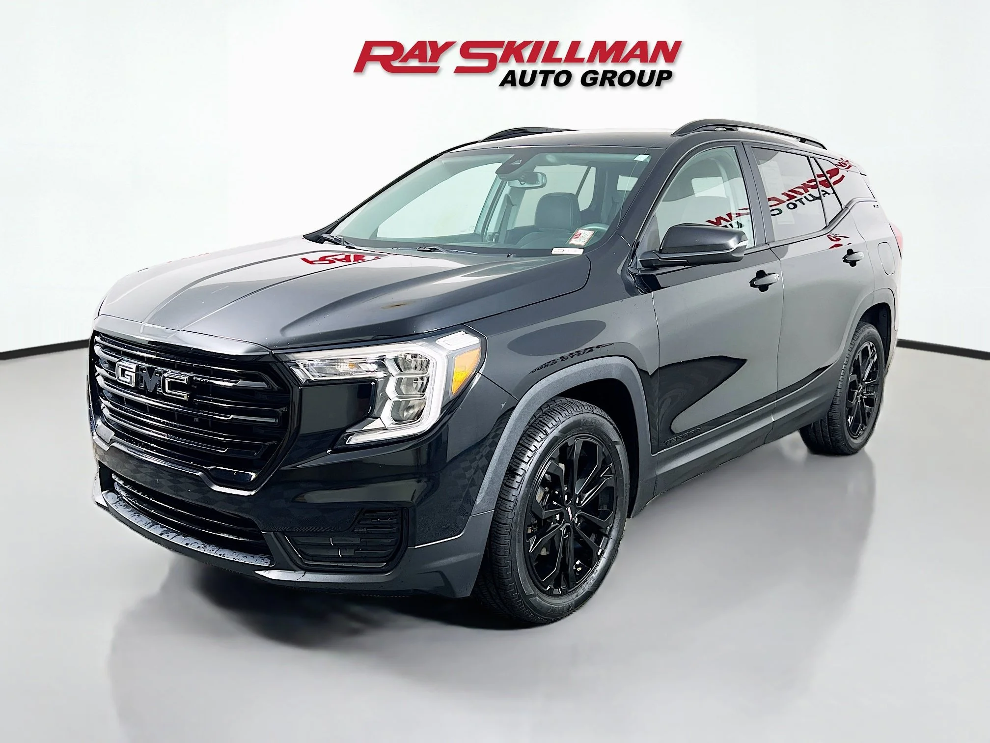 Used 2022 Ebony Twilight Metallic GMC SLE image 2