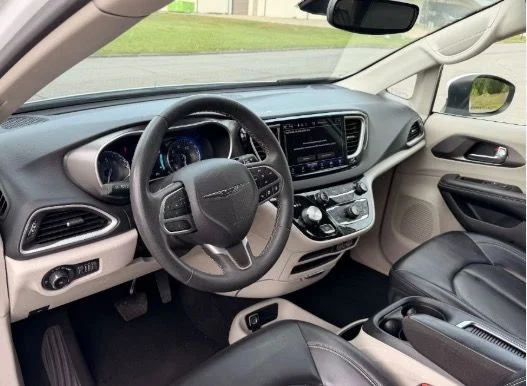 Used 2023 White Chrysler Touring L image 4