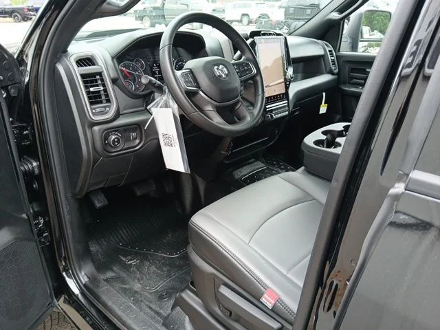 New 2026 Diamond Black Crystal Pearl-Coat Exterior Paint RAM Tradesman image 45