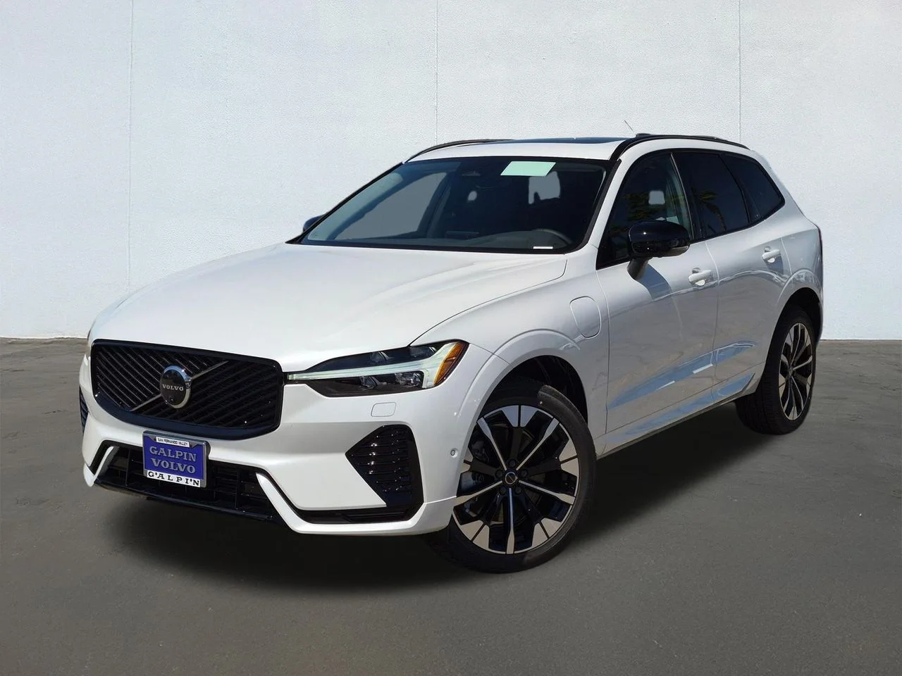 New 2026 Crystal White Volvo Plus image 1