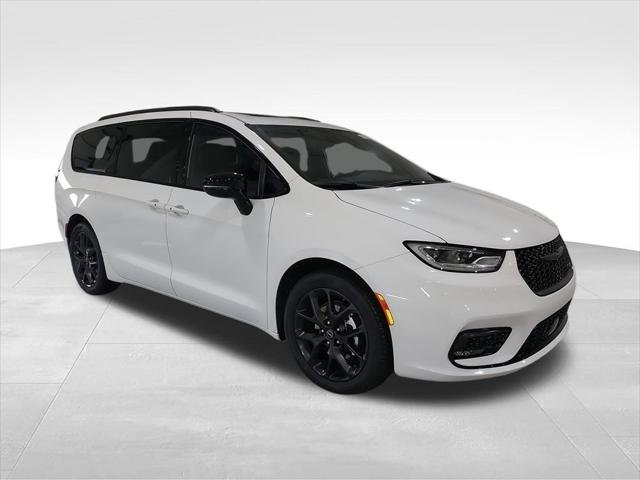 New 2026 Bright White Clear-Coat Exterior Paint Chrysler Limited image 2
