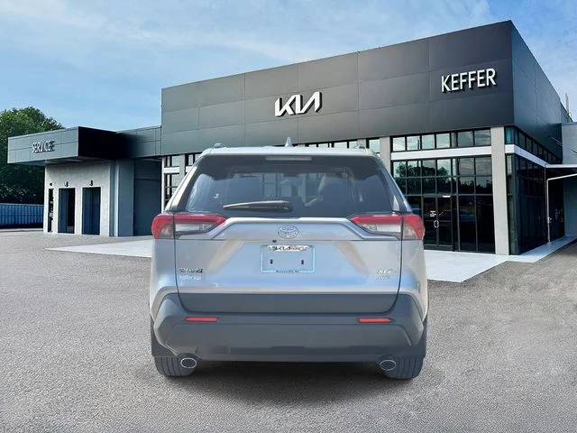 Used 2019 Silver Toyota XLE Premium image 7