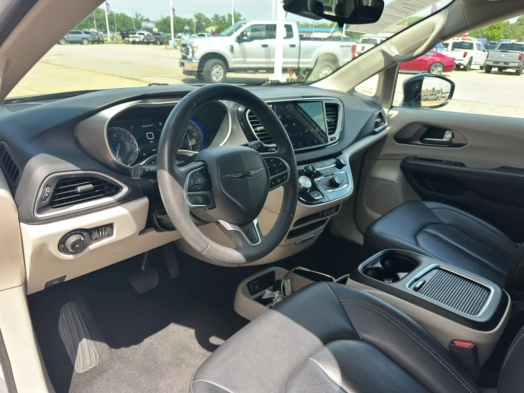 Used 2024 White Chrysler Touring L image 13