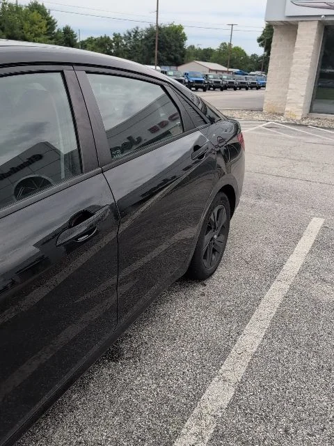 Used 2022 Black Hyundai SEL image 4