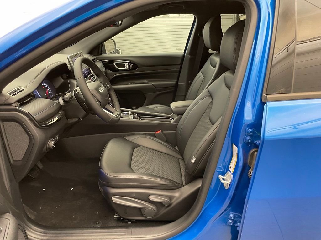 New 2026 Hydro Blue Pearl-Coat Exterior Paint Jeep Latitude image 14