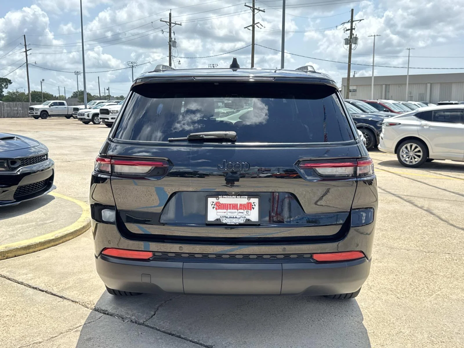 Used 2023 Diamond Black Crystal Pearlcoat Jeep Altitude image 6