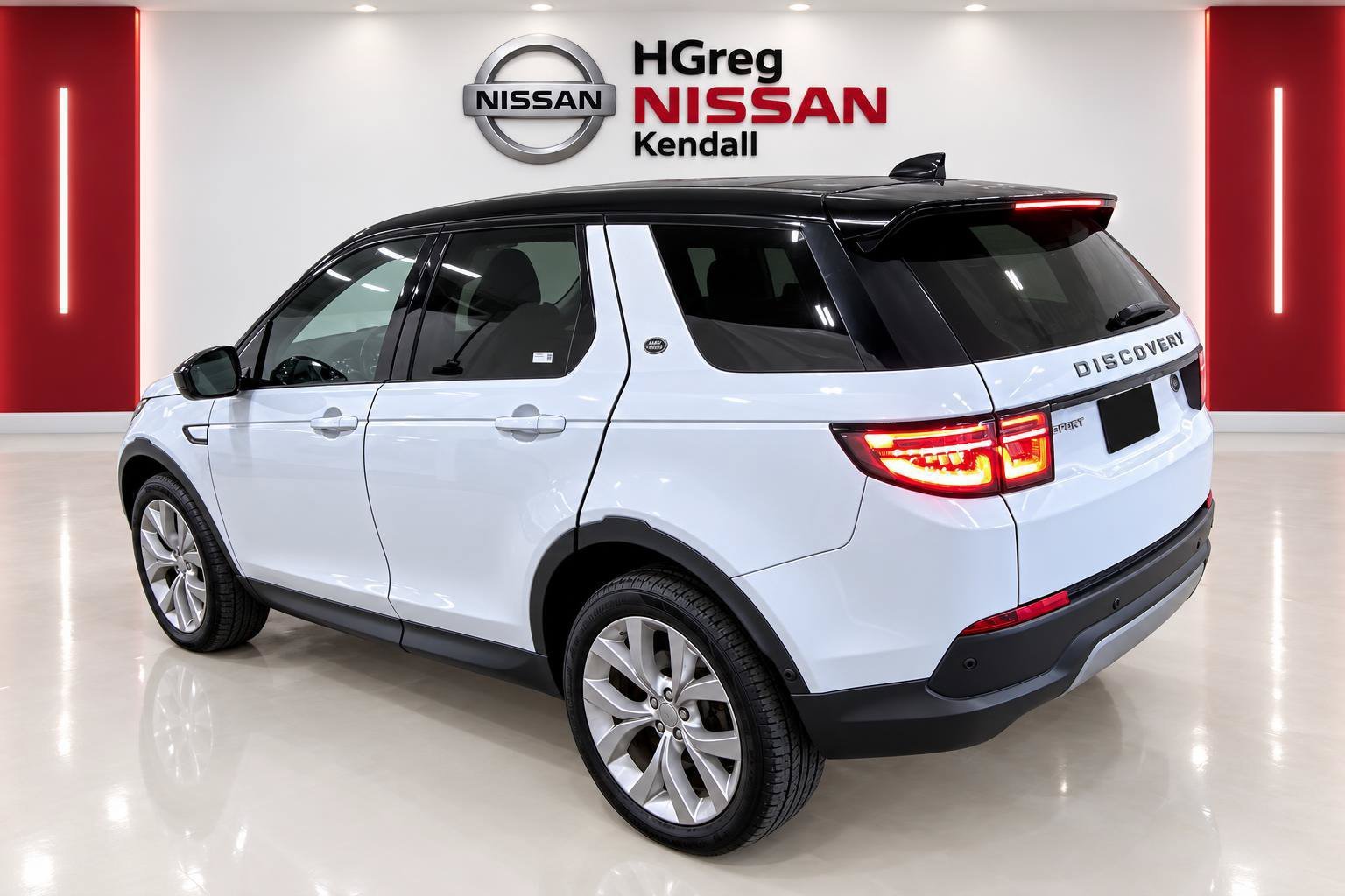 Used 2021 White Land Rover SE image 2