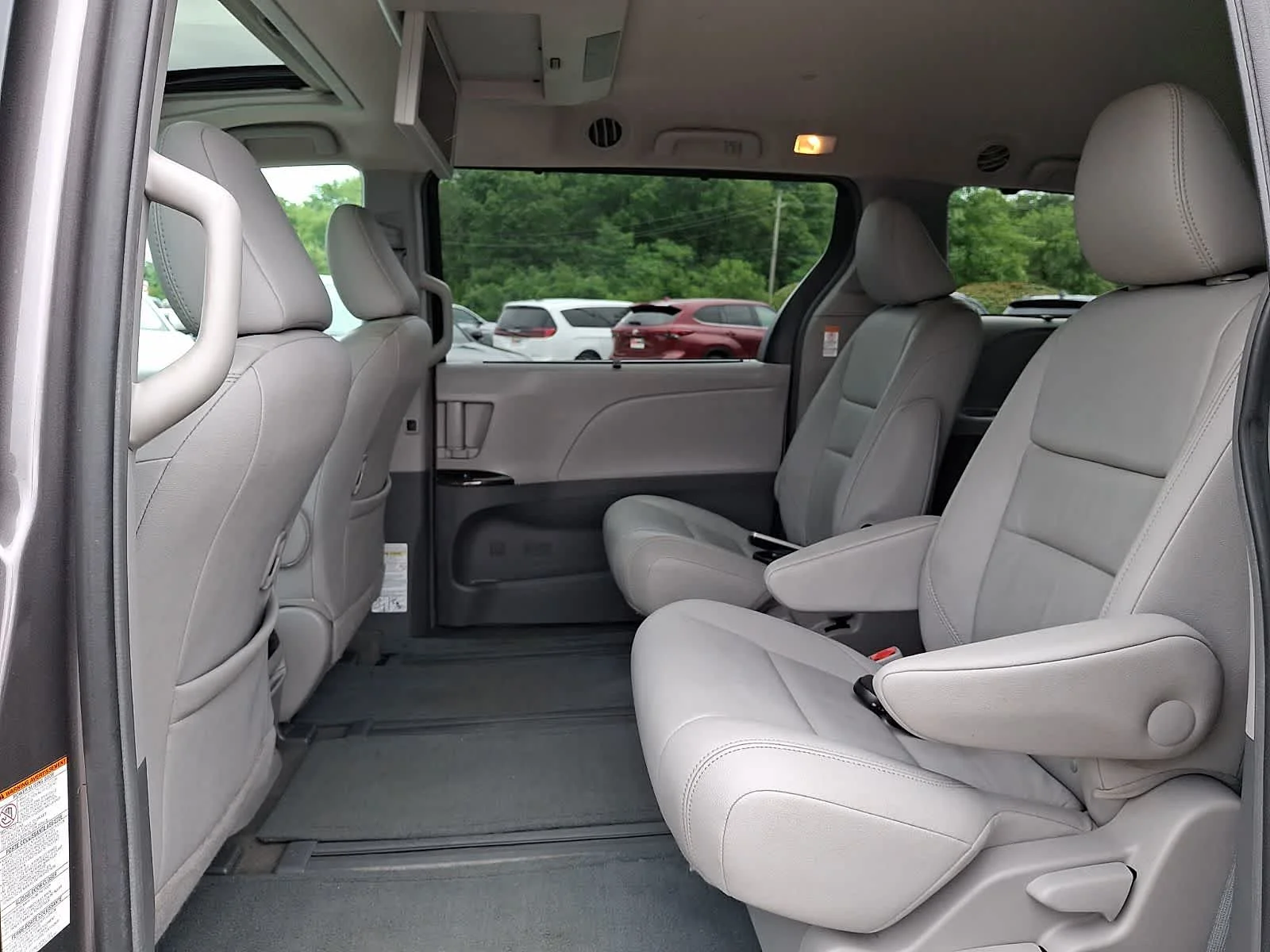 Used 2016 Predawn Gray Mica Toyota XLE Premium image 11