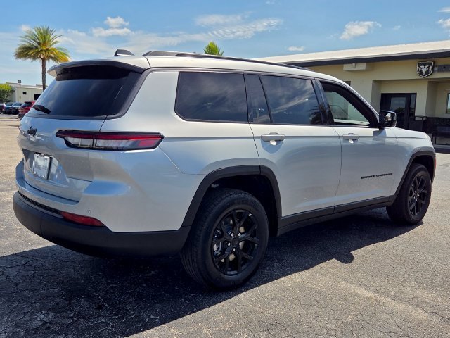 New 2026 Silver Zynith Exterior Paint Jeep Laredo Altitude image 12