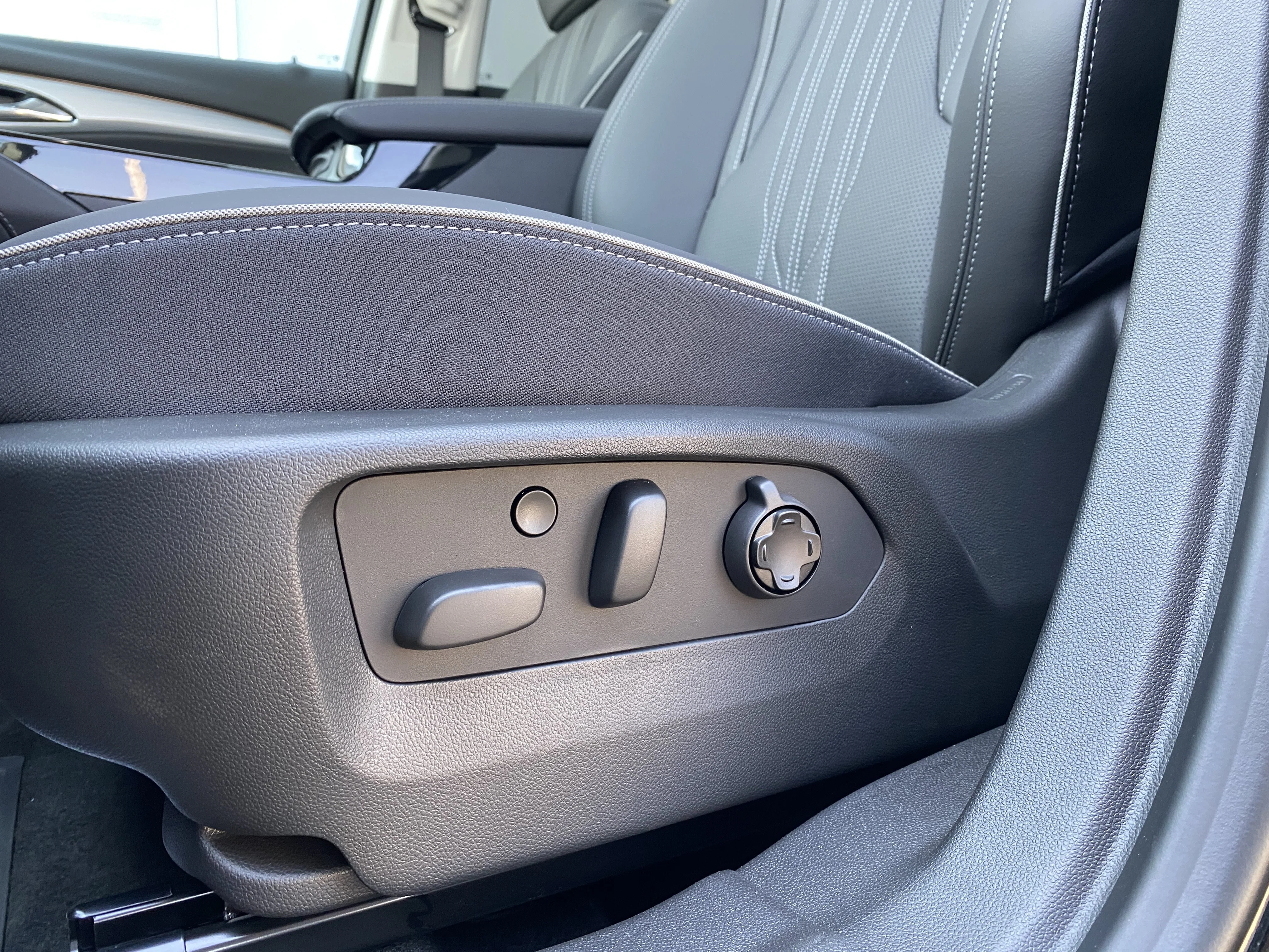 New 2026 EBONY TWILIGHT METALLIC Buick Avenir image 28