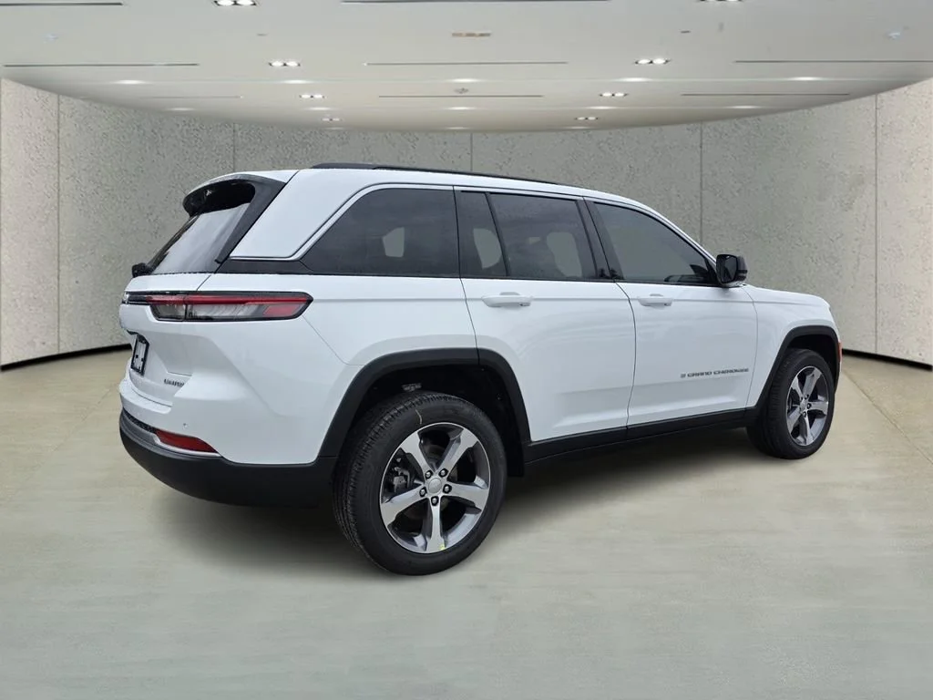 New 2026 Bright White Clear-Coat Exterior Paint Jeep Limited image 4