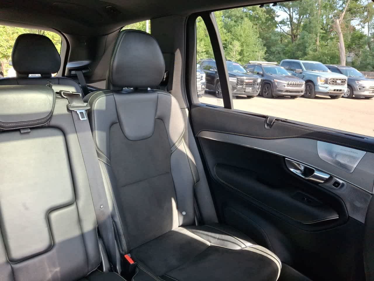 Used 2022 White Volvo R-Design image 14