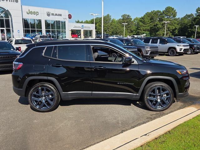 New 2026 Diamond Black Crystal Pearlcoat Jeep Latitude image 14