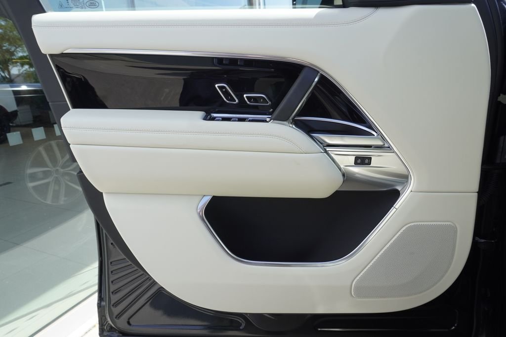 New 2026 Santorini Black Land Rover SE image 17