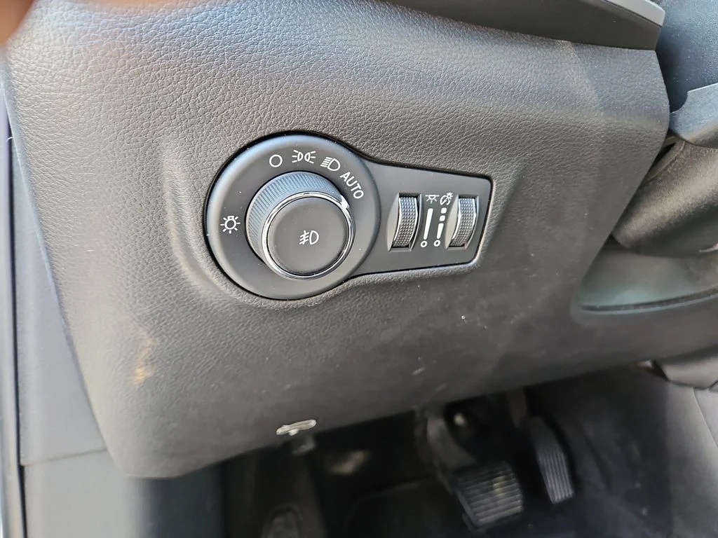 Used 2024 White Jeep Latitude image 23
