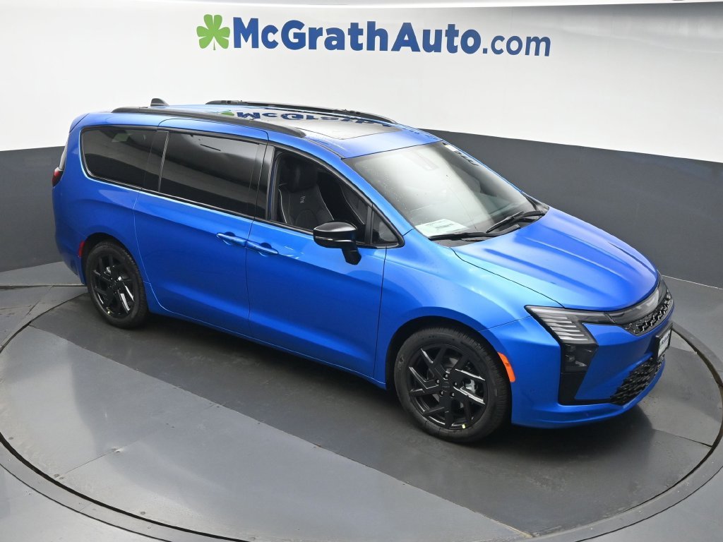 New 2027 Hydro Blue Pearl-Coat Paint Chrysler Limited image 3