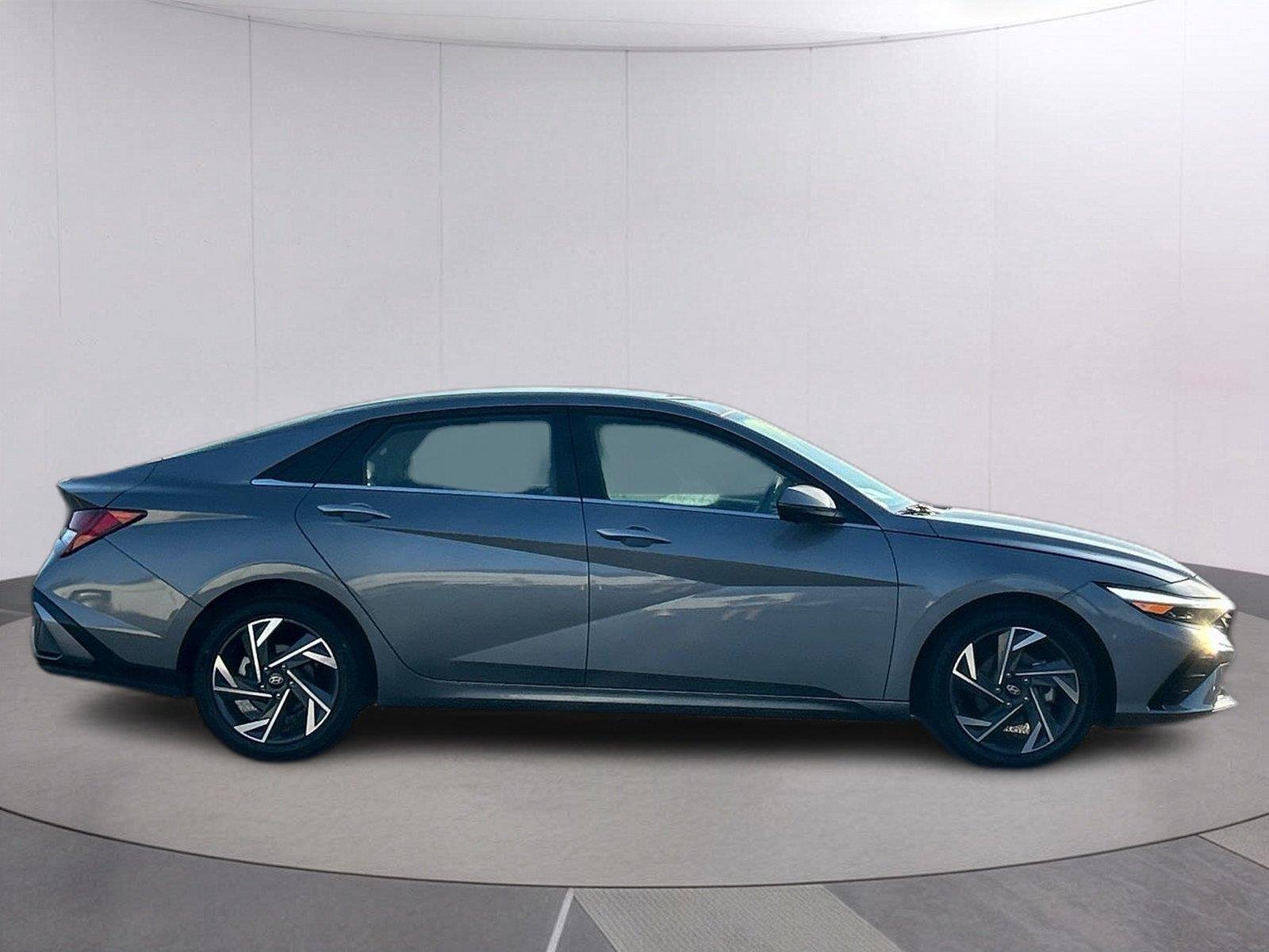 Used 2024 Fluid Metal Hyundai Limited image 8