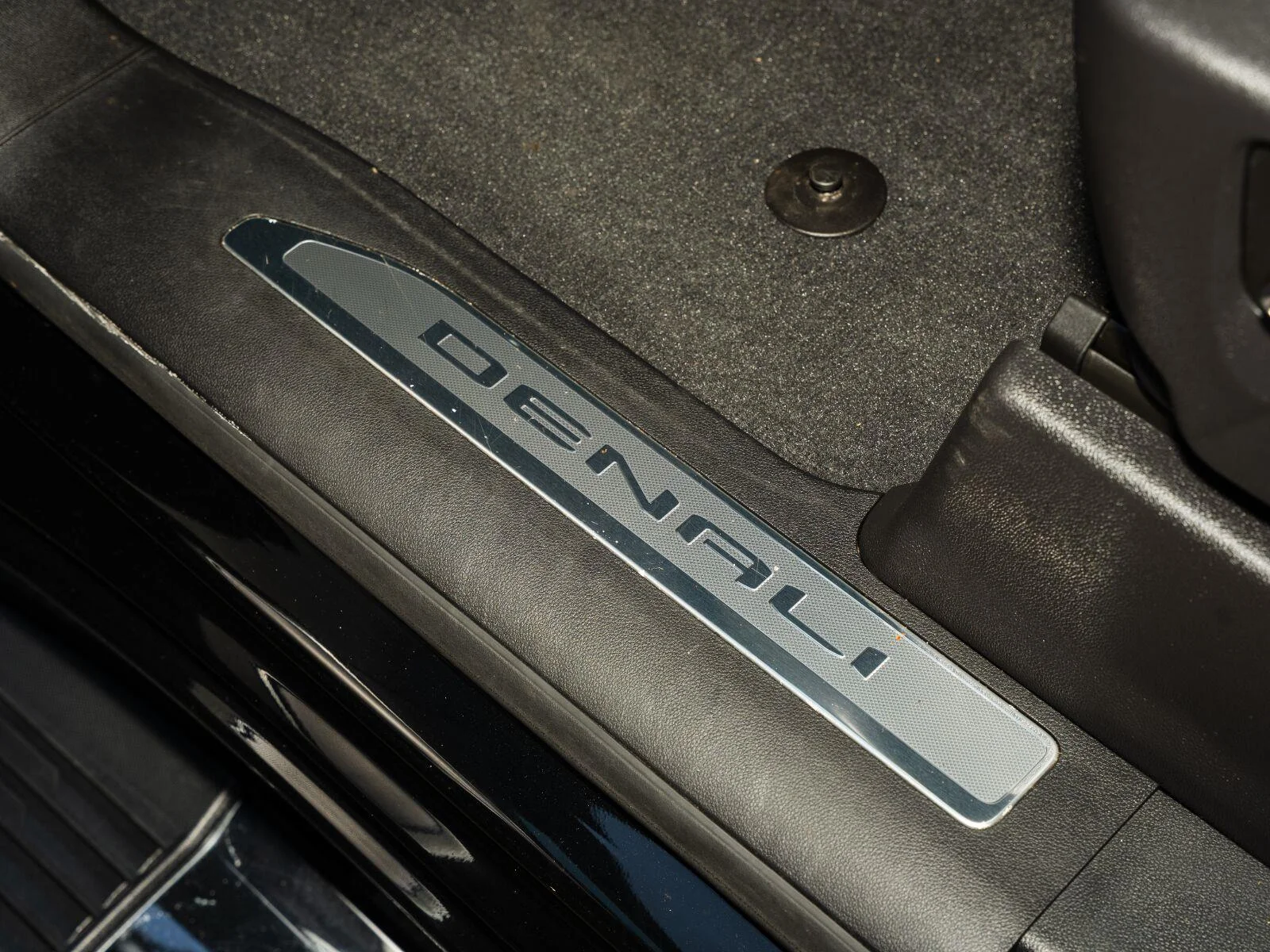 Used 2025 Onyx Black GMC Denali image 27