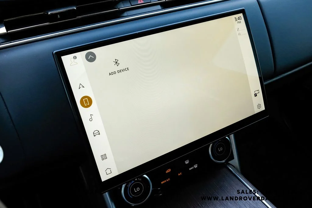 Used 2023 Grey Land Rover SE image 30