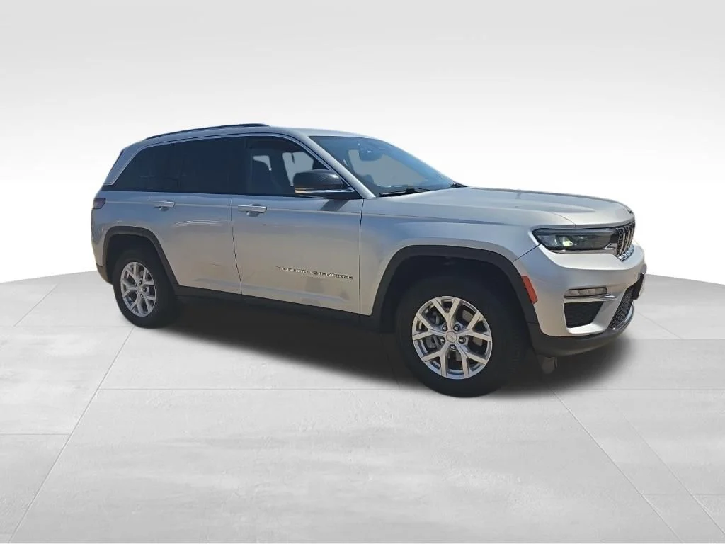 Used 2024 Silver Jeep Limited image 5