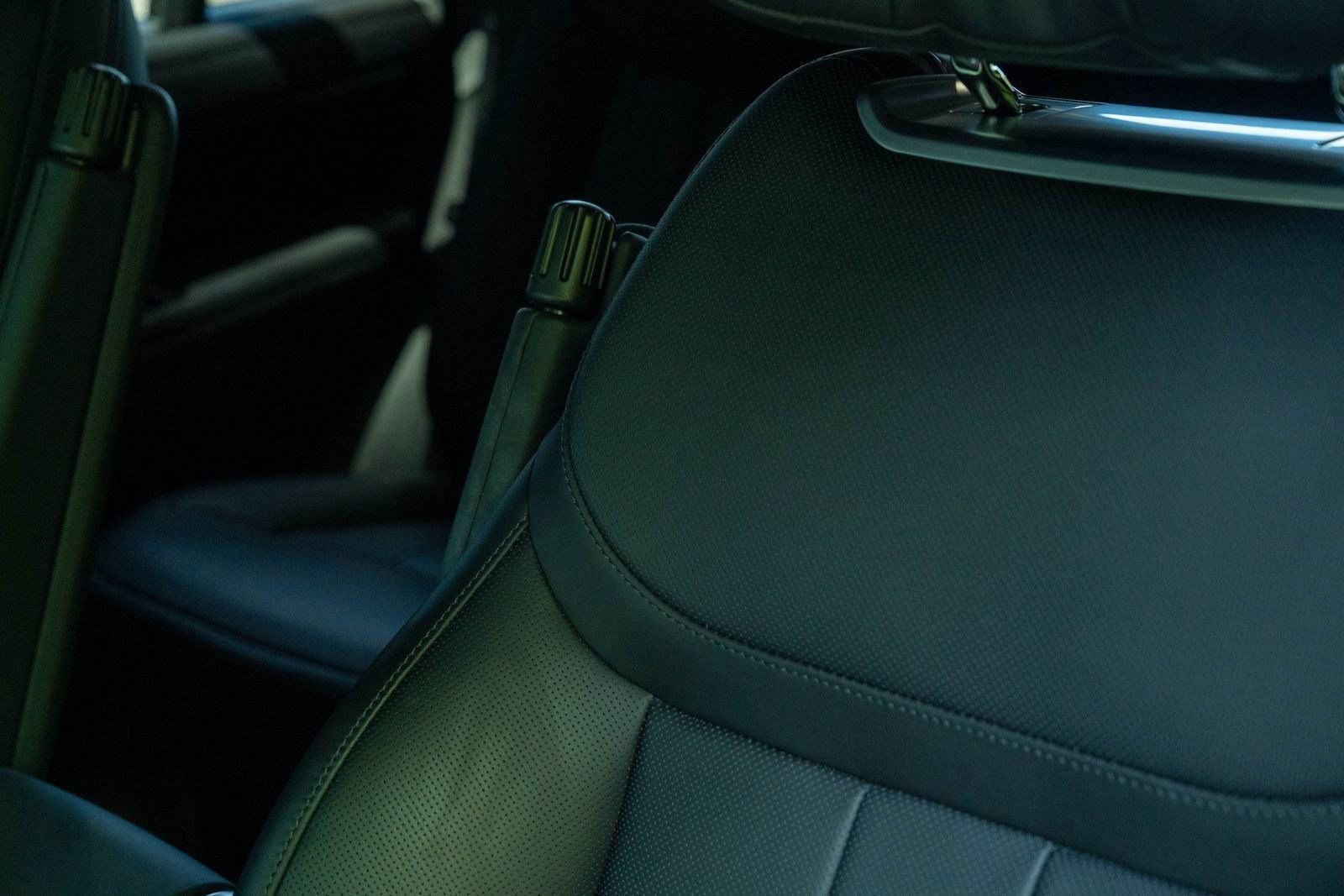 Used 2025 Obsidian Black SV Bespoke Ultra Metallic Satin Land Rover Autobiography image 22