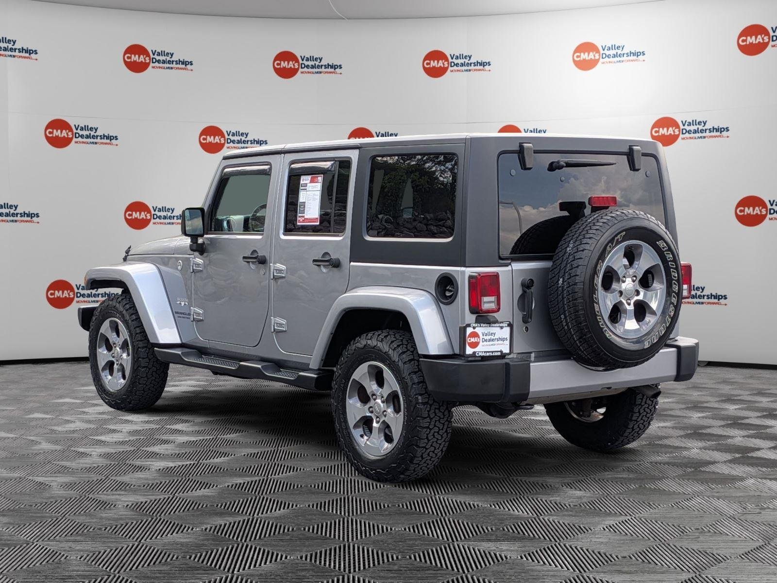 Used 2017 Billet Silver Metallic Clearcoat Jeep Sahara image 7
