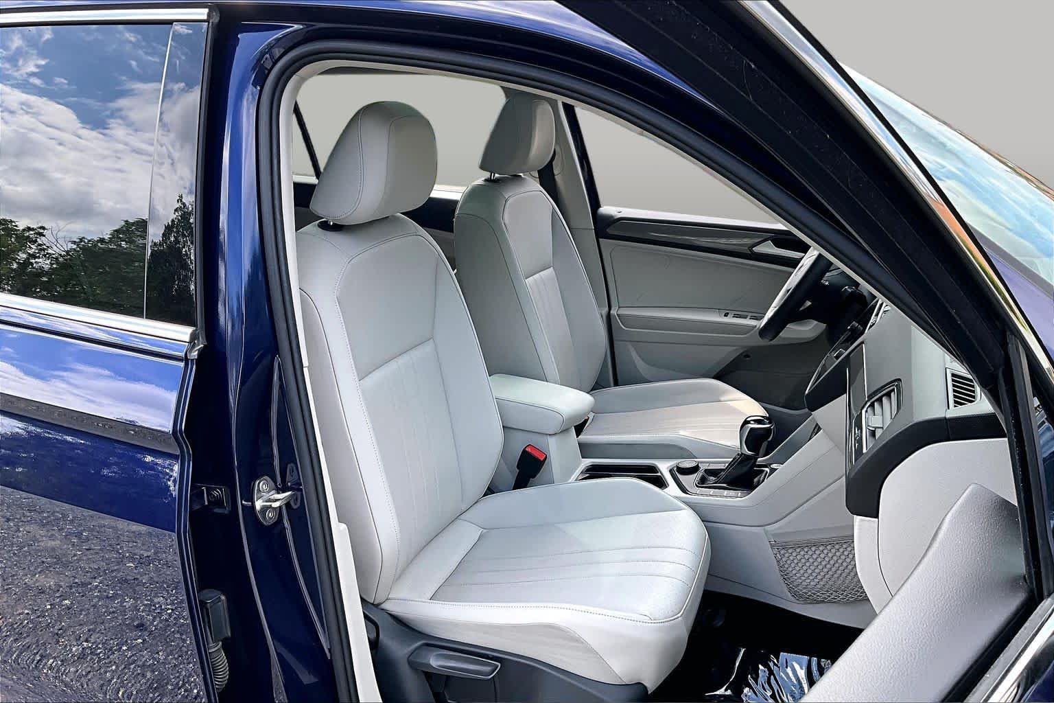 Used 2022 Atlantic Blue Metallic Volkswagen SE image 9