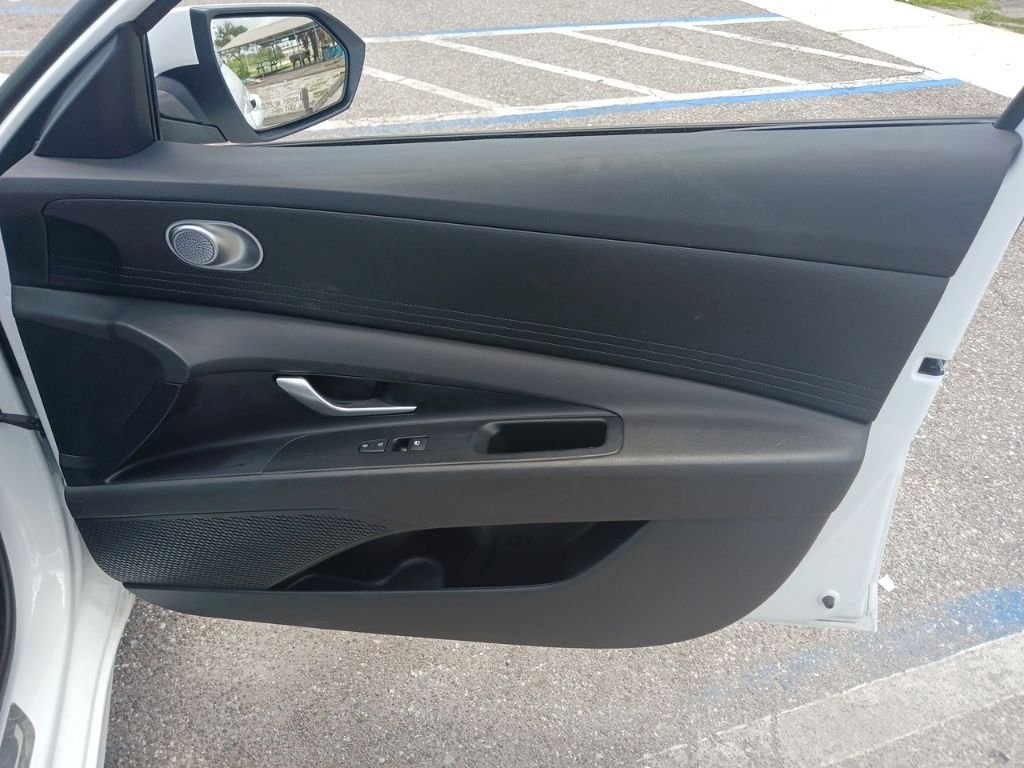2025 Hyundai Elantra SE - Photo 17