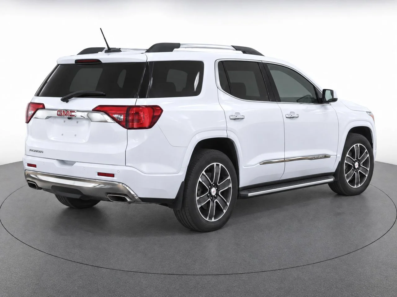 Used 2017 WHITE FROST TRICOAT GMC Denali image 4
