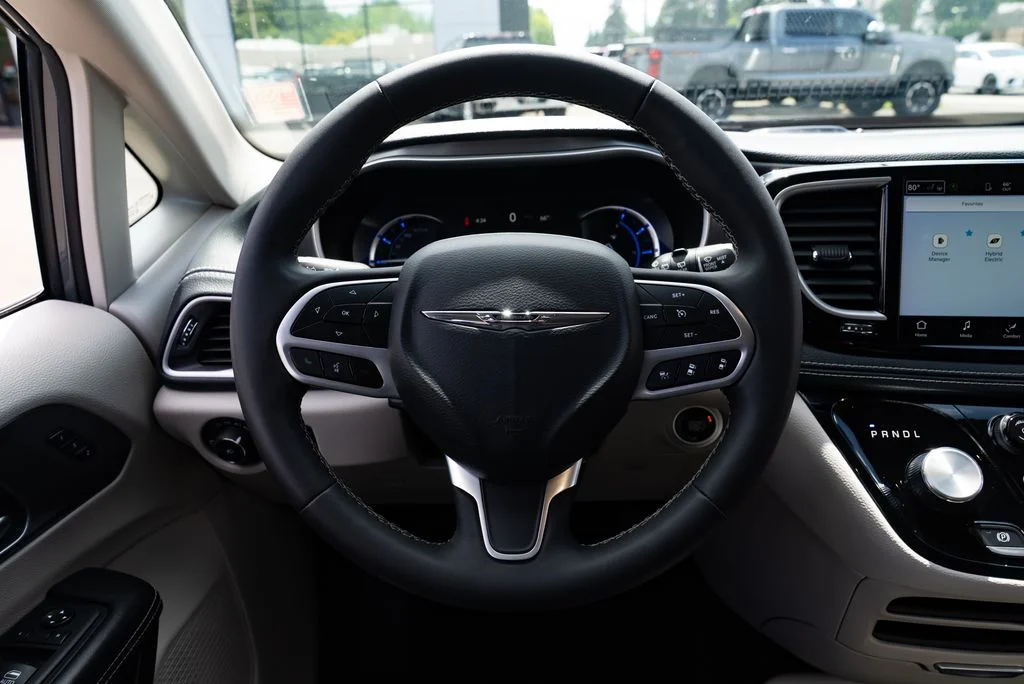 Used 2023 White Chrysler Touring L image 11