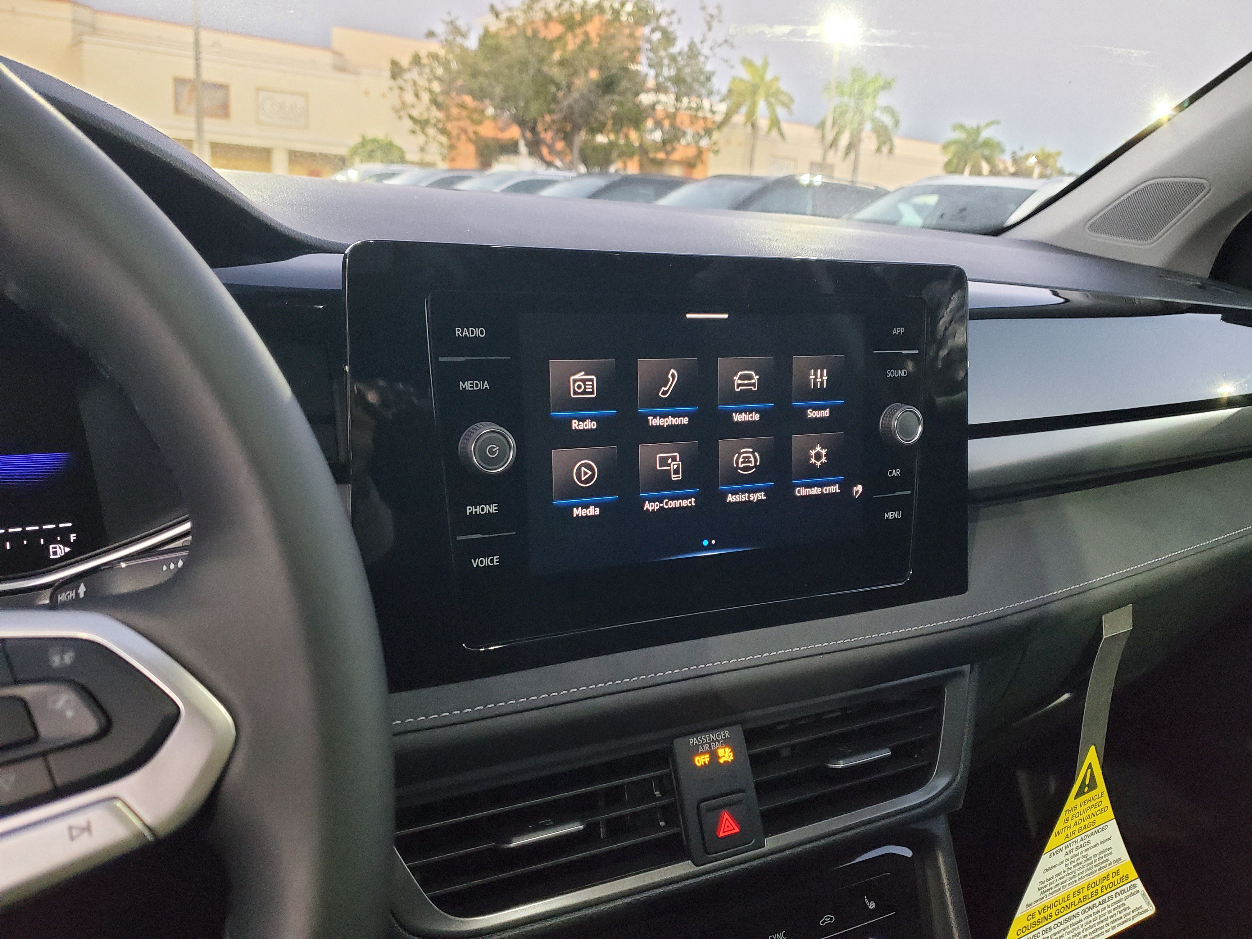 2025 Volkswagen Taos SE Black - Photo 9
