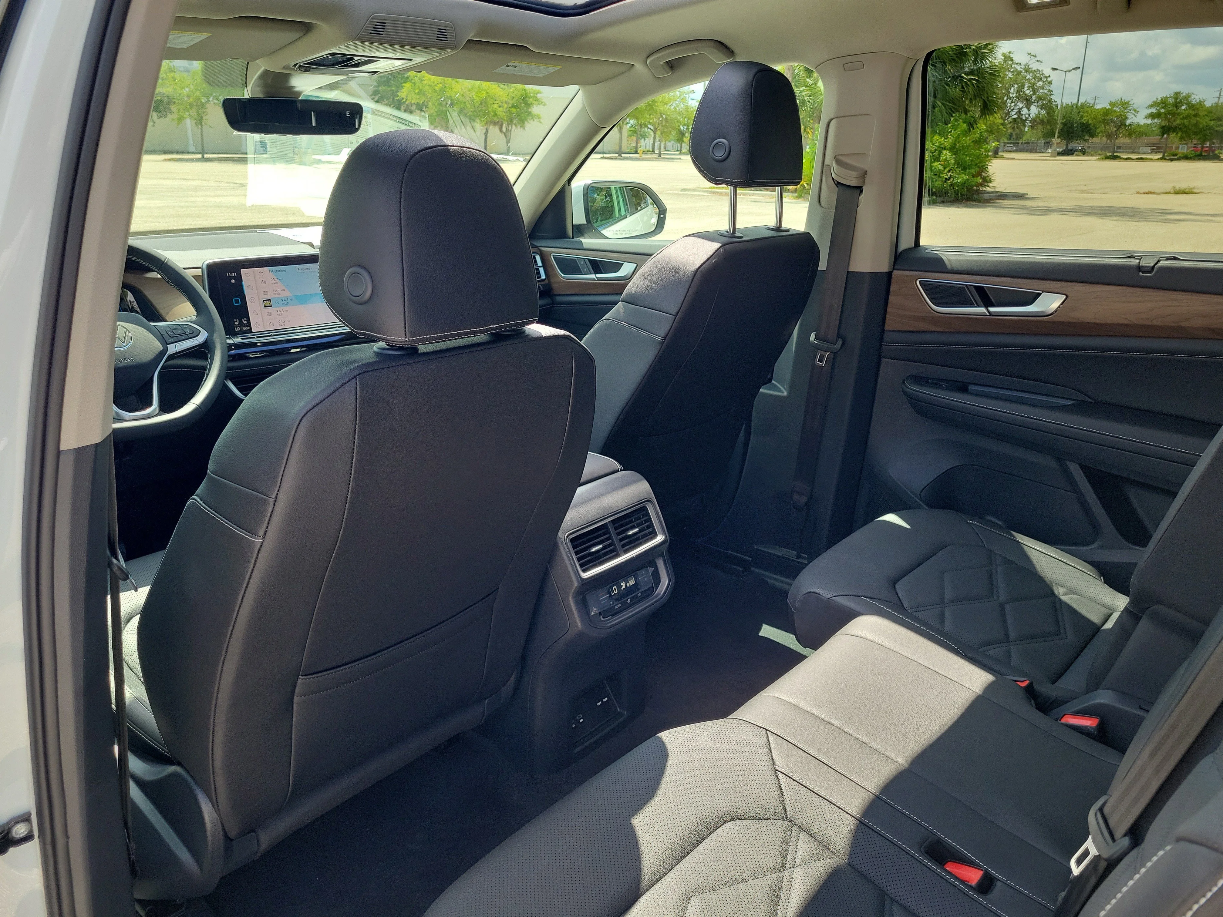 New 2026 White Volkswagen 2.0T SE w/Technology image 14