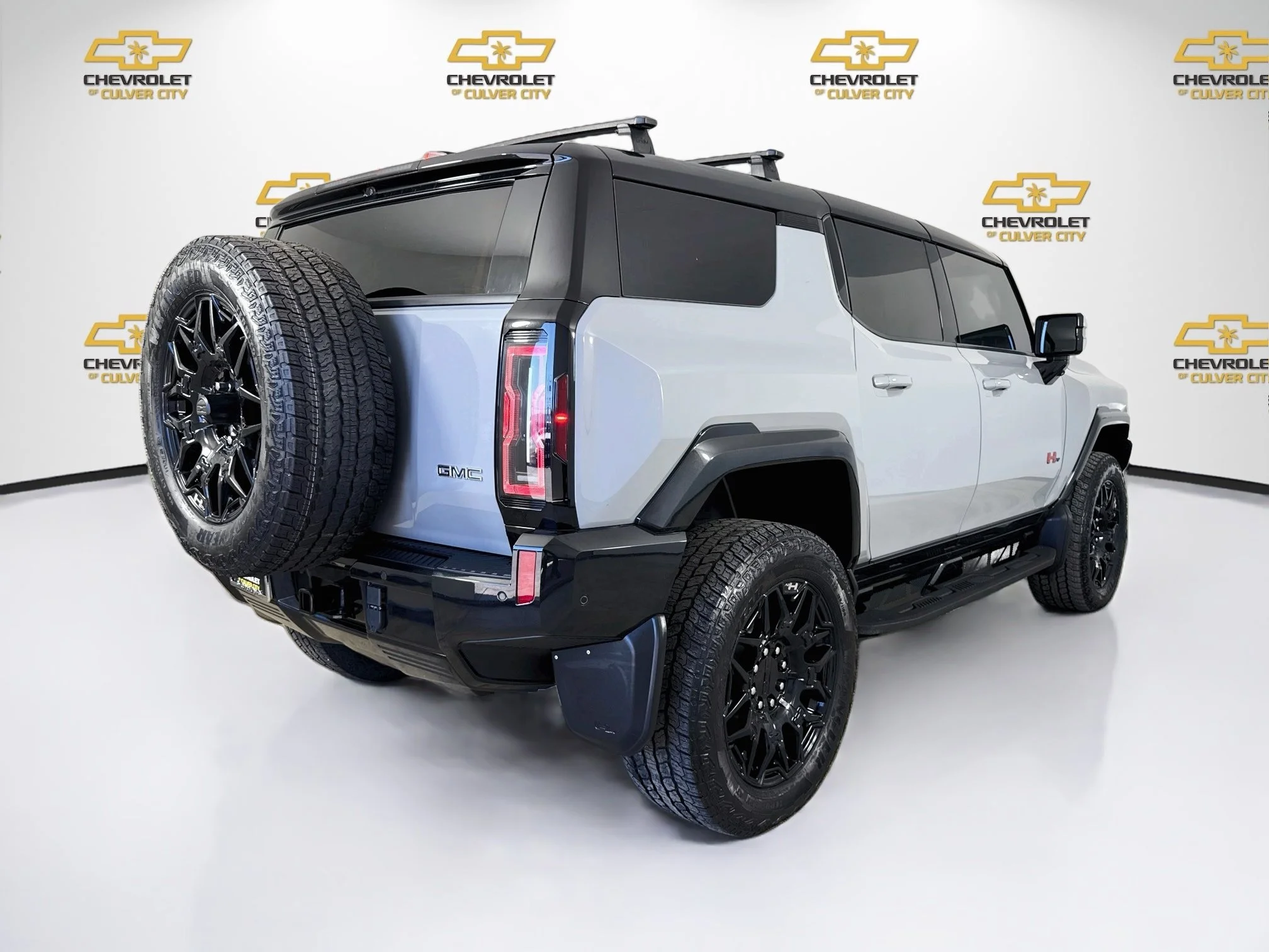 Used 2024 Meteorite Metallic (Grey) GMC 2X image 8