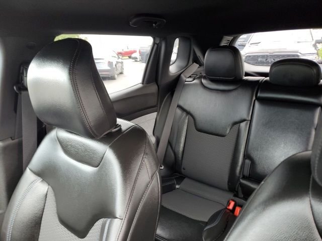 Used 2023 Silver Jeep Latitude image 14