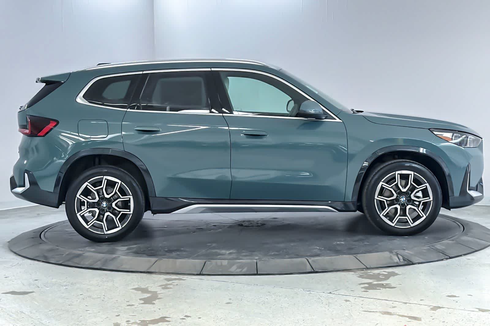 New 2026 Cape York Green Metallic BMW xDrive28i image 8
