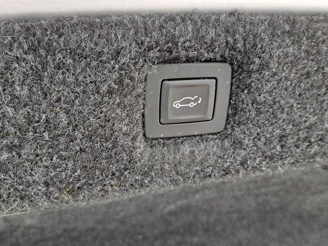 Used 2018 RADIANT SILVER METALLIC Cadillac Platinum AWD image 31