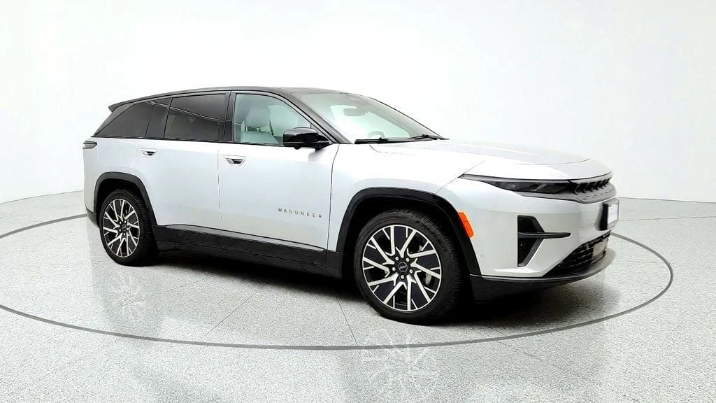Used 2025 Silver Zynith Clearcoat Jeep Limited AWD w/ Dark Appearance Package & Titanium Accents image 3
