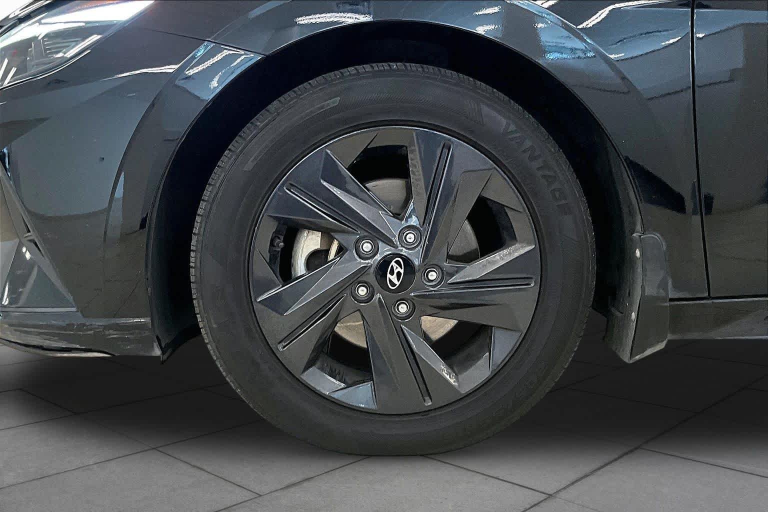 Used 2022 Phantom Black Hyundai SEL image 8