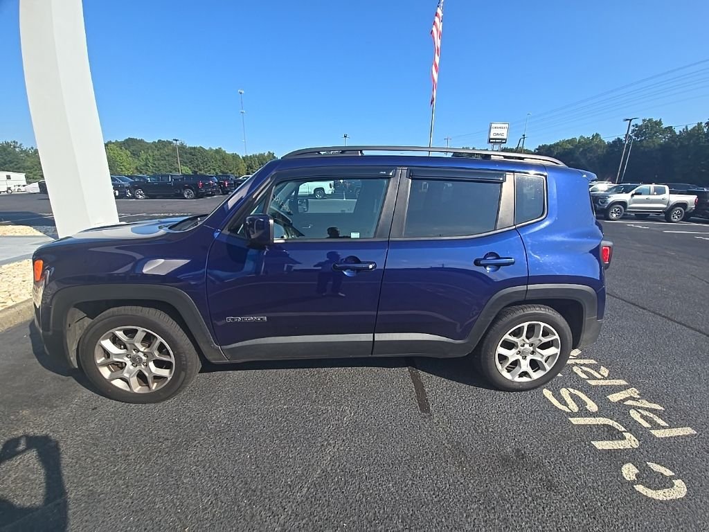 Used 2018 Blue Jeep Latitude image 3