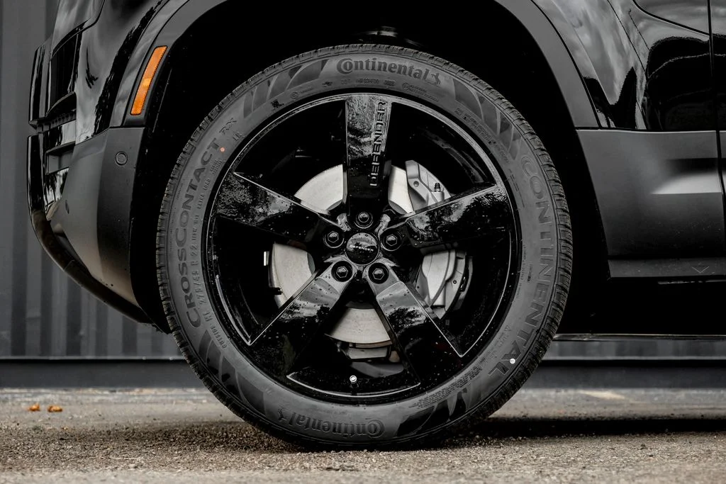 New 2026 Santorini Black Land Rover S image 4