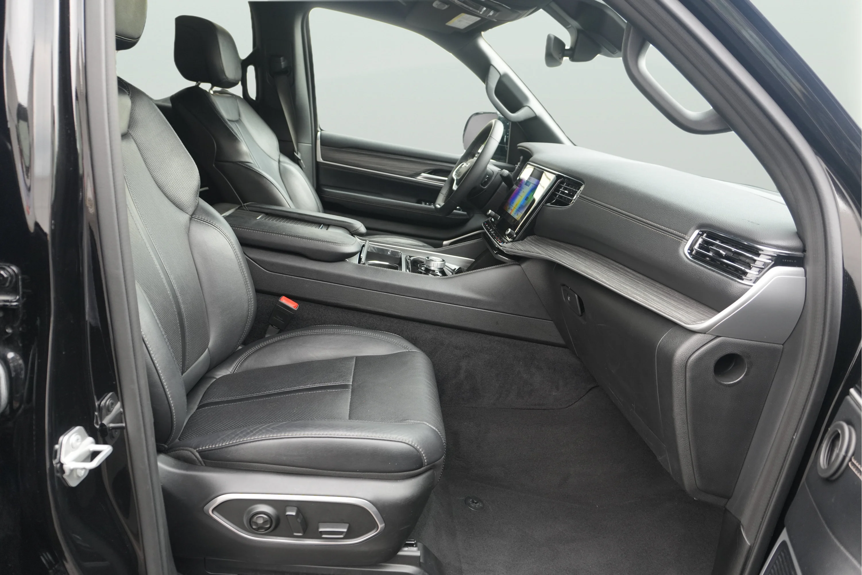 Used 2024 Diamond Black Crystal Pearlcoat Jeep Series II image 20