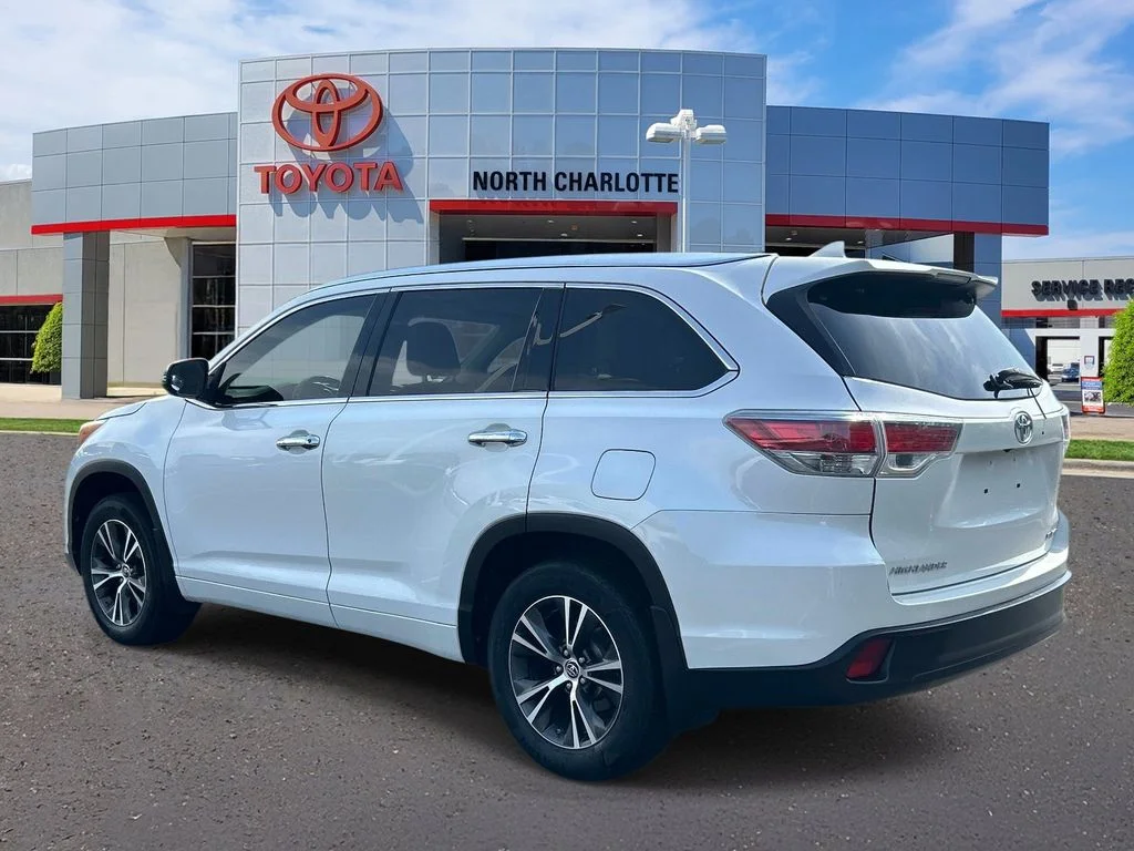 Used 2016 White Toyota XLE V6 image 4