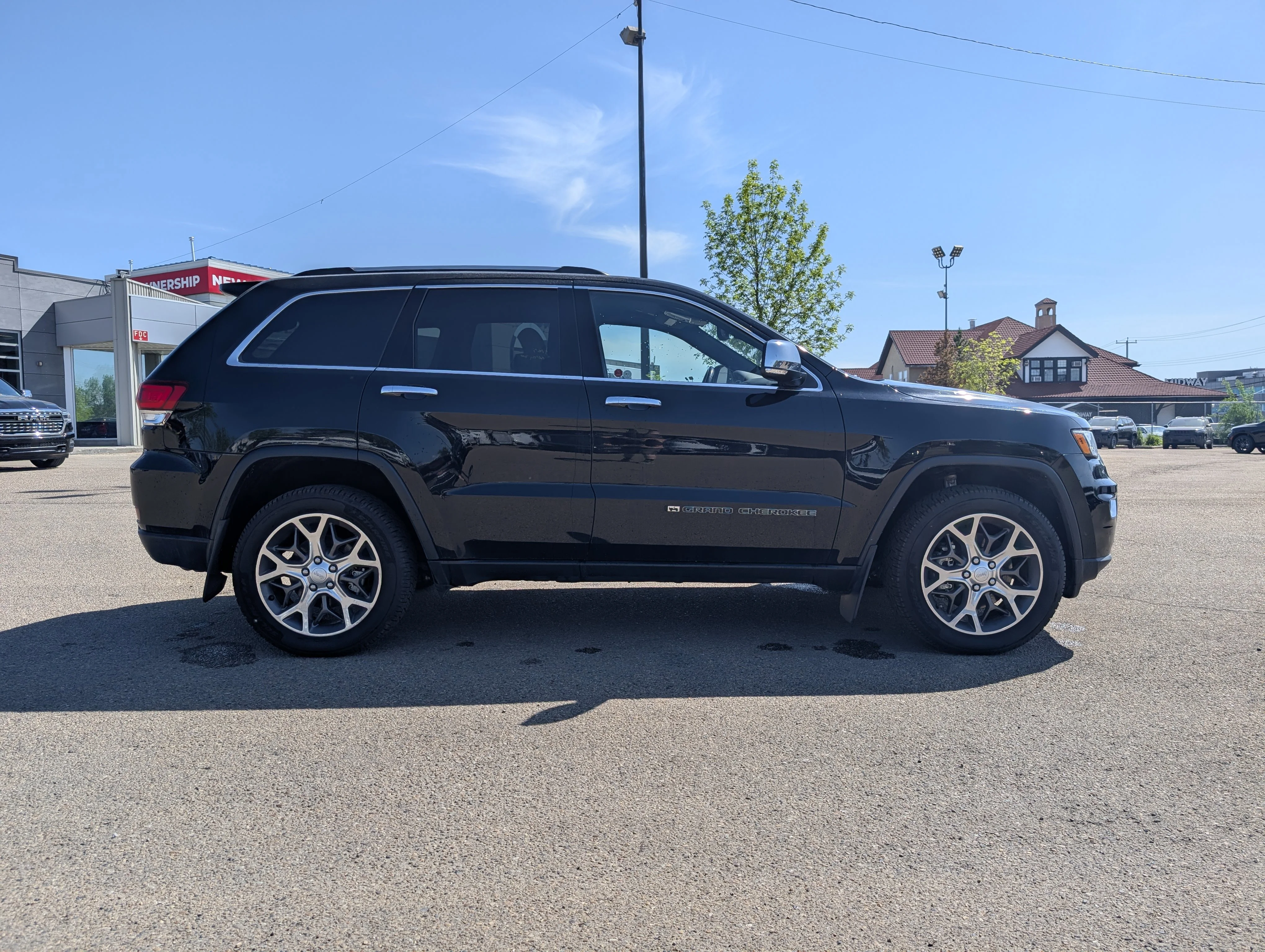 Used 2022 Diamond Black Crystal Pearlcoat Jeep Limited image 8