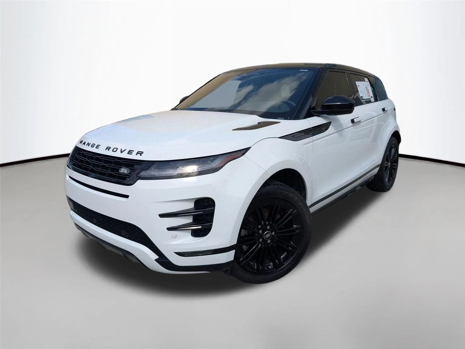 Used 2025 Fuji White Land Rover Dynamic SE image 1